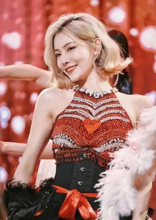 许佳琪舞台火辣热舞美照,吊带丝袜美腿,美艳动人!__财经头条