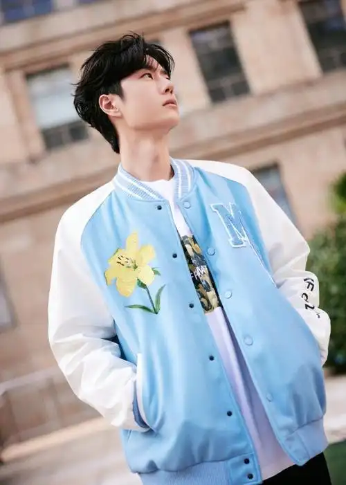 王一博说用闲适清爽开启崭新的一天##王一博抬眸