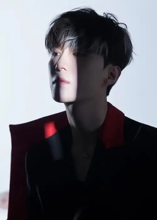 范丞丞红与黑异形风衣造型##范丞丞浙江卫视跨年挑染白发造型##战江