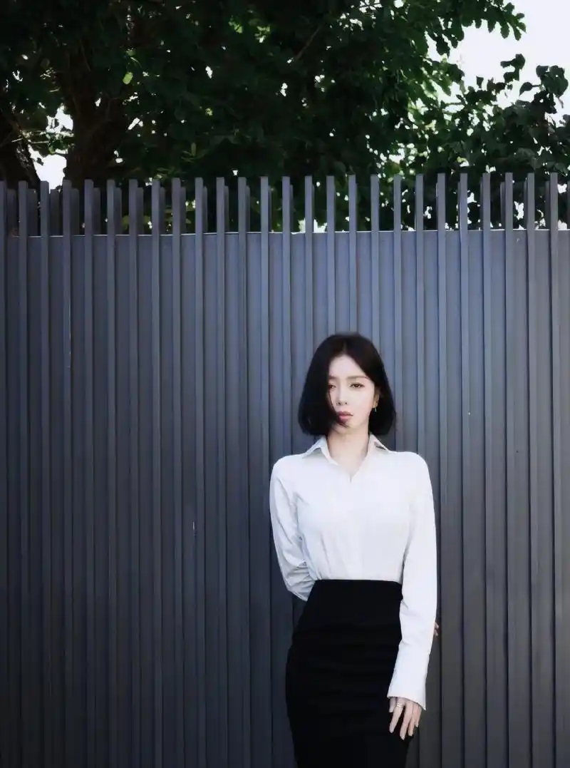 生活中的秦老师vs工作中的秦主任.#秦岚 #没有人能拒绝姐姐 - 抖音