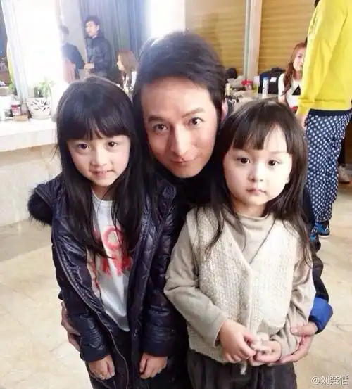 成龙献吻何炅送抱刘楚恬才是真正的明星收割机