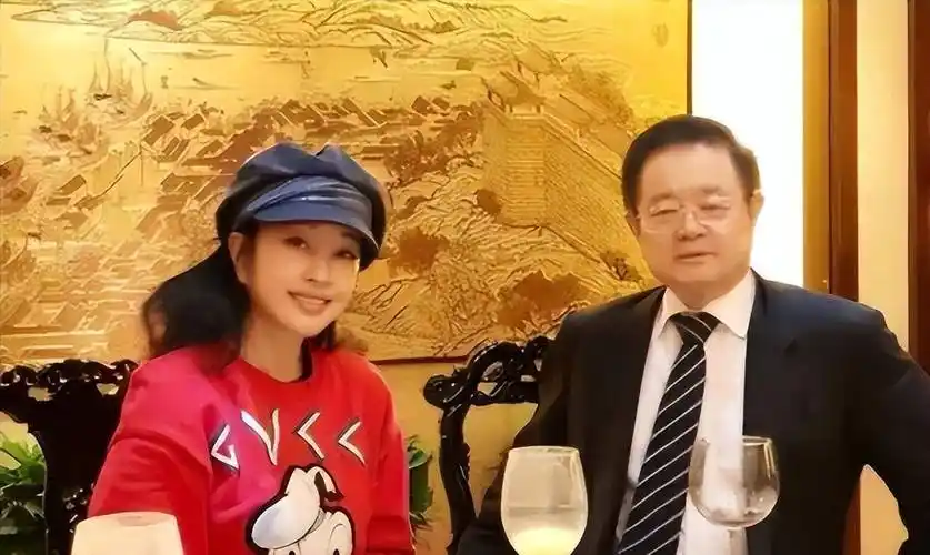 70岁刘晓庆和81岁老公豪宅待客,一个扮嫩似少女,一个显老像爷爷_女性