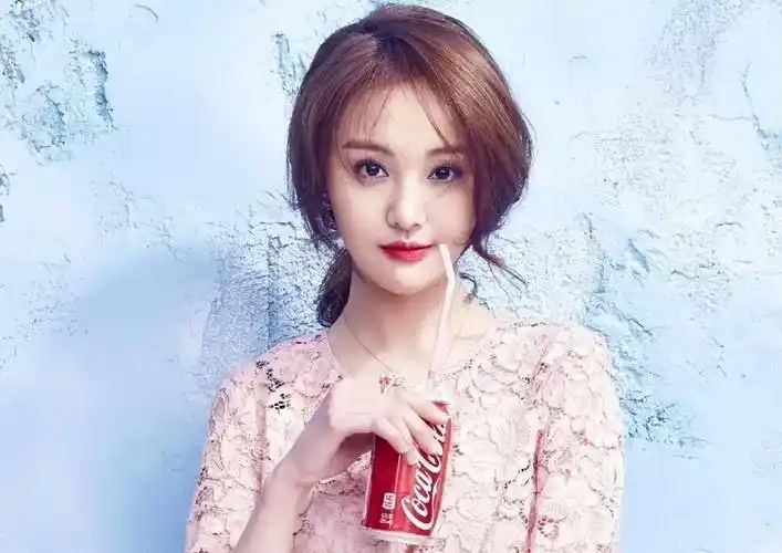 郑爽晒照了!一头黄发,面容憔悴,在国外拍广告,2024年能翻红吗