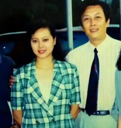 唐国强前妻这一闹让唐国强感觉失了面子与妻子孙涛吵了一架,加速了