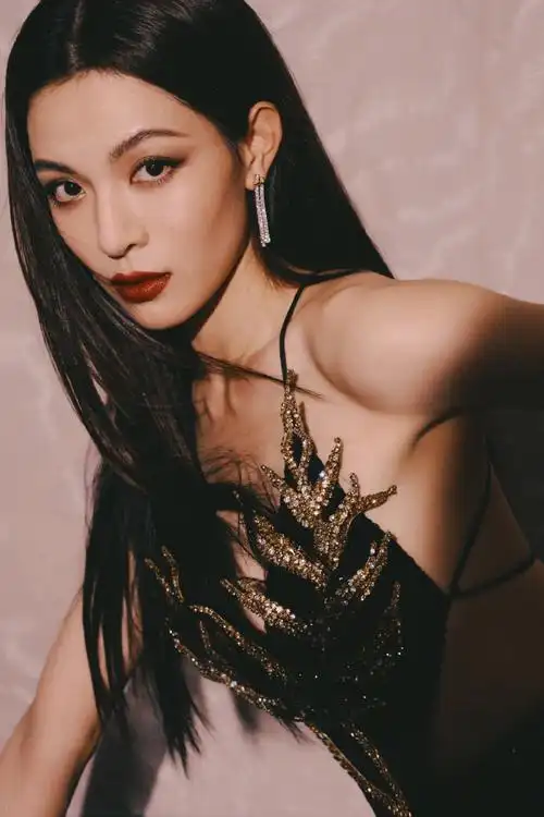 钟楚曦超话眸光流转,嵌入鎏金之境.