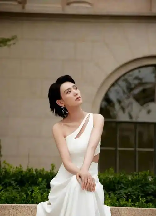 新人陈意涵这次也简单穿了一件灰蓝色星空连衣裙,留着长直发.