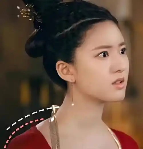 74驼背,圆肩问题赵露思刚出道的时候,脖子两侧的斜方肌就呈现出明显