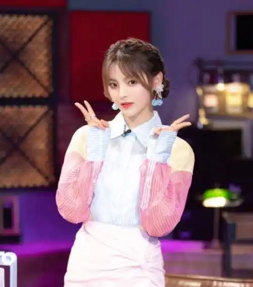 原创杨超越从餐厅服务员到女偶像让多少二代们把不服气咽回了肚子