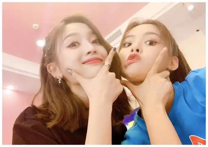 吴宣仪晒合照为杨超越庆生?称呼其为杨老板亲密无间