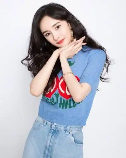 有种少女叫杨幂,夏天穿绿色上衣俏皮可爱,微微一笑略显青涩