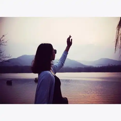 安静的美女子,傍晚黄昏,一个人去不同的城市