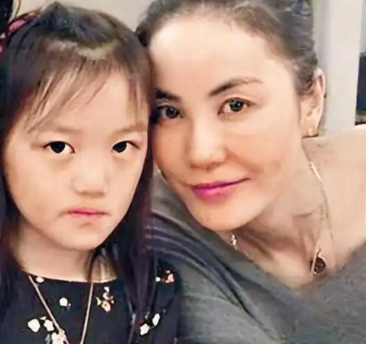 王菲:坚持生下兔唇女儿,被指盗用身份,遭王思聪爆料演唱会内幕_李嫣