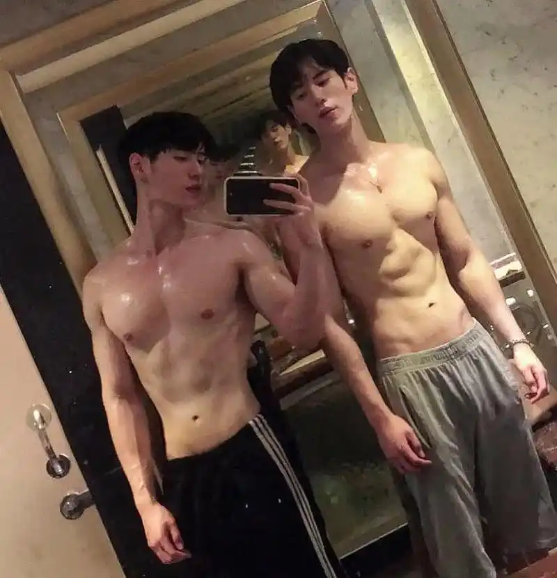 在那段回忆里 我们永远在一起#颜值 #体育生 #腹肌#马甲线 - 抖音