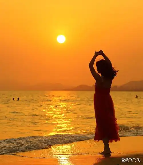 碧波轻拥海之涯, 美女如诗映晚霞. 秀发随风舞翩跹, 眼眸深邃映浪花