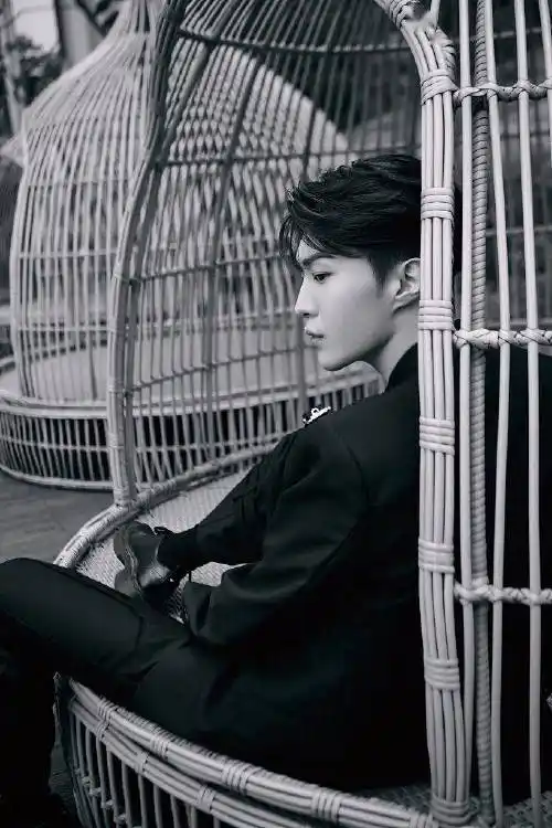 范丞丞黑色潮look写真帅出天际抬手秀腕表魅力浑然天成