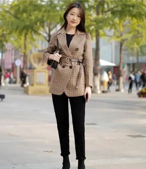 可以跟欧美时尚达人学习,将牛仔裤,棉袜与尖头高跟单鞋搭配,穿起来也