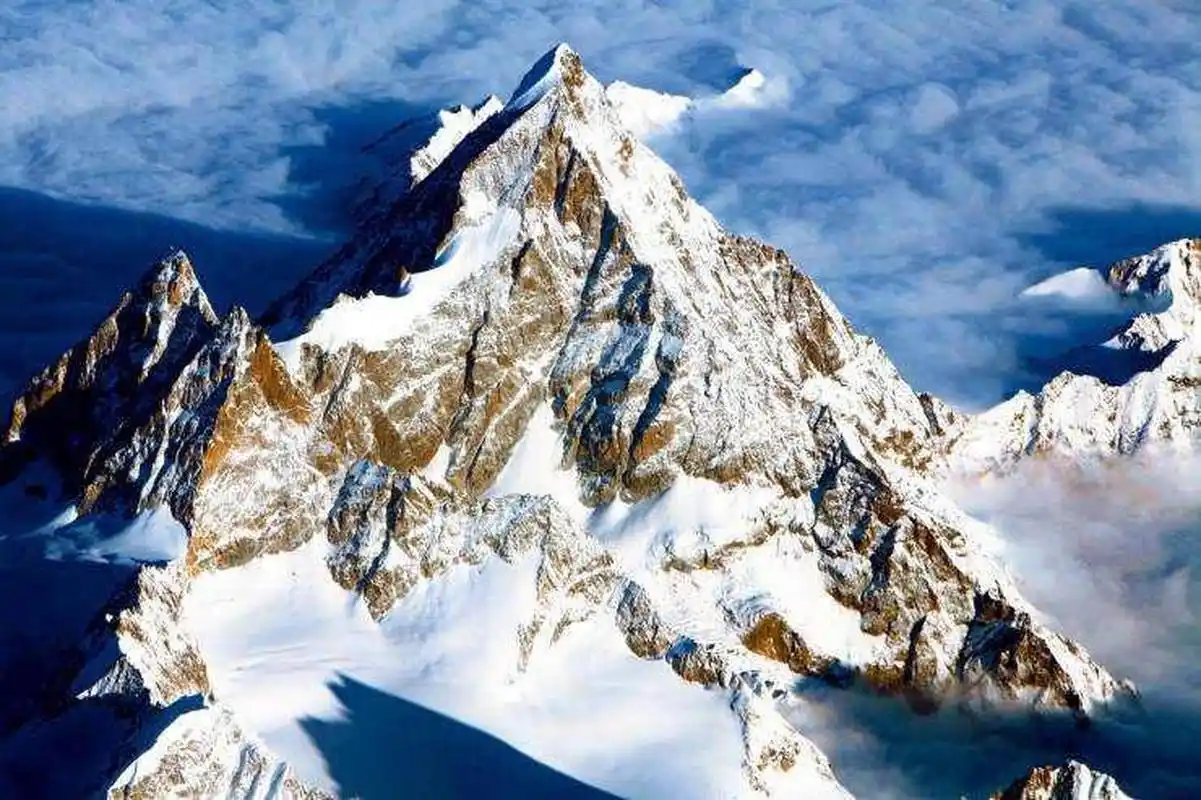 世界第二高峰是乔戈里峰,又被称为k2,海拔8611米.