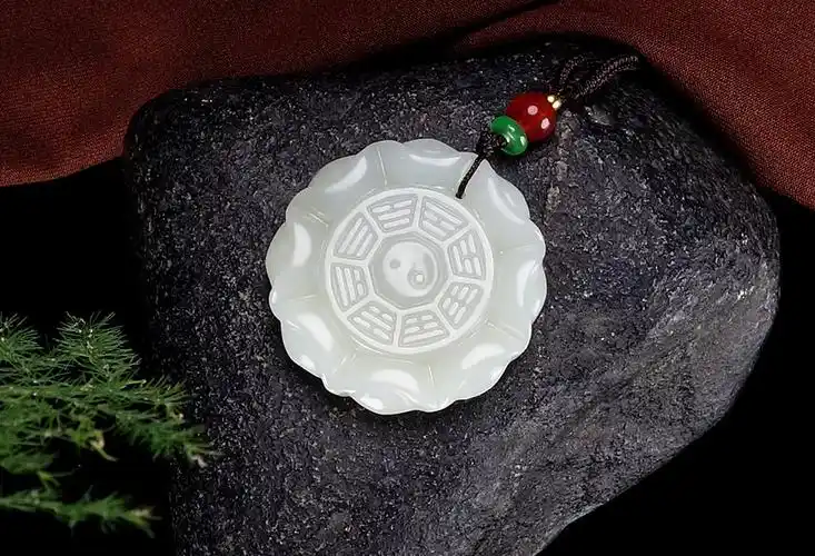 闪拍限时捡漏太极八卦和田玉八卦玉牌吊坠随机发约19g
