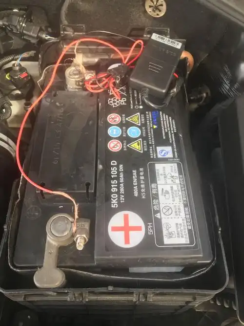 汽车电瓶正负极连个小盒子,买的二手车,不明白这是个什么配件,安装的