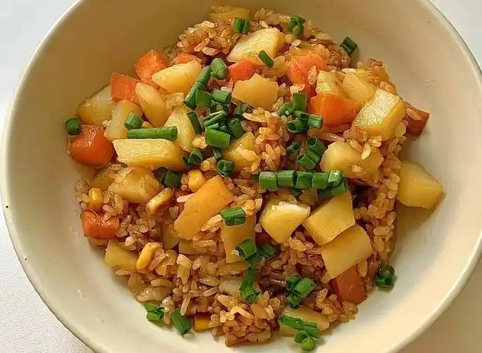 夏天太热,不想做饭,试试这6款 "懒人焖饭",我家隔三差五就做