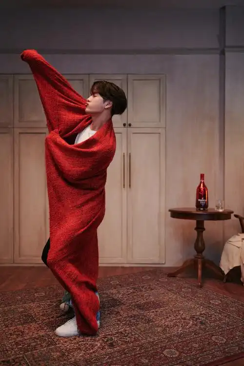 王嘉尔超话"henny" for hennessy 幕后拍摄花絮 92    directed &