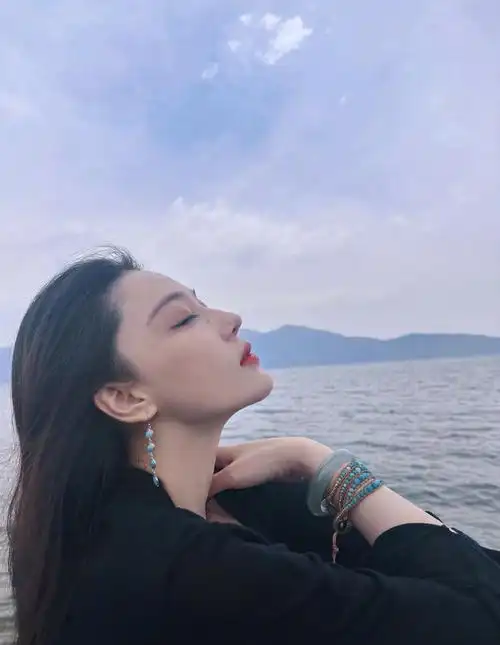 37岁张馨予近照曝光,穿辣妹装海边游玩,瘦身后整个人更薄了