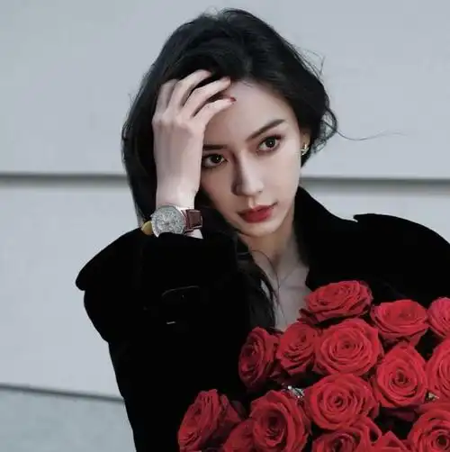 baby生日前夕晒美照,笑容甜美如初恋,疑期待复出引争议_照片_杨颖