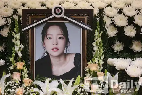 「我曾经报导过郑俊英的群聊事件,新闻出来后具荷拉曾给我打过电话