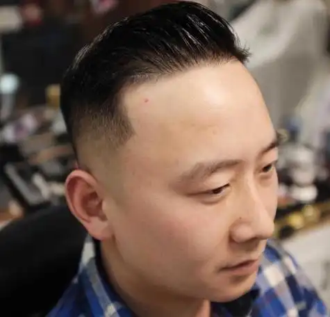比如这款秋季流行的中年男士剃两边背头短发发型