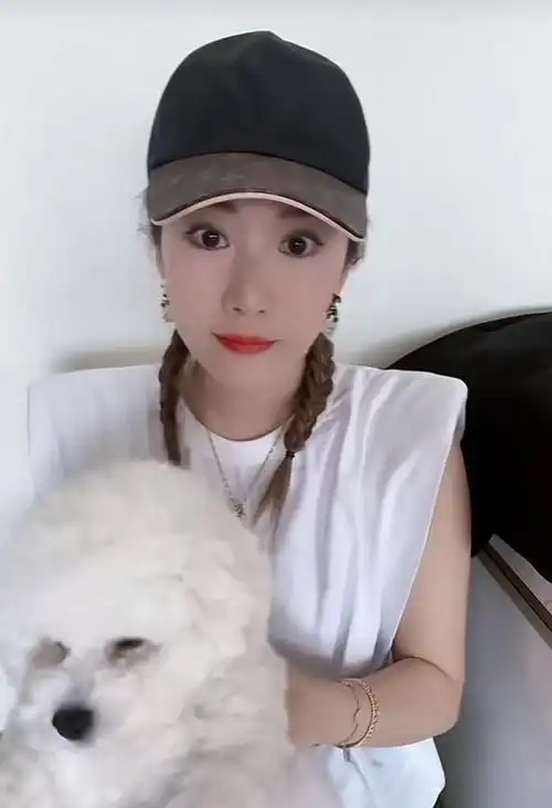 李念晒怼脸高清照,怀孕三胎后样貌变化大,被指下巴鼻子多处整容