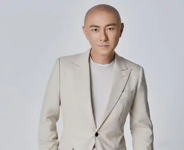 虽然如今的张卫健看起来一点也不帅,顶着一个大光头,甚至还有些发福.