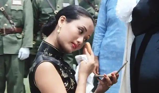 出演师长太太的演员是李颖,模特出身的她在电影中大秀好身材,给观众留