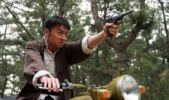 这个场面是电视剧《飞哥大英雄》的第13集.