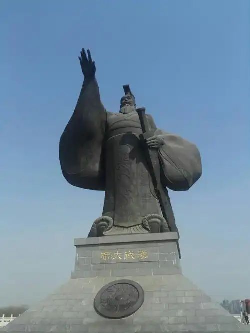 威武的汉武大帝雕像
