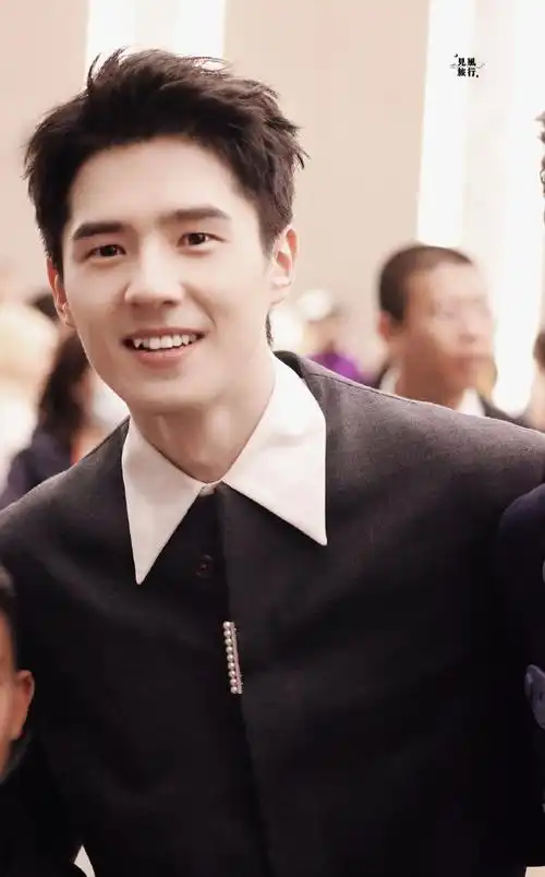 曾被笑话的婚礼伴郎,如今却在娱乐圈炙手可热,如何逆袭成功?