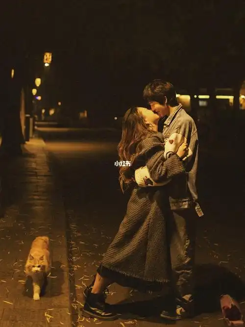救命路灯下氛围感情侣写真也太浪漫了