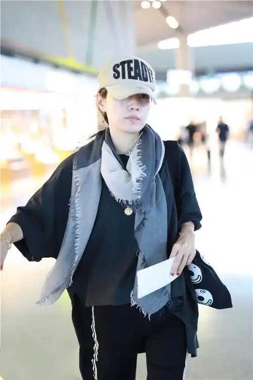 43岁马伊琍机场照曝光,素面朝天打扮随意,看到皮肤状态太真实了