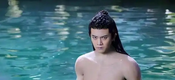 网友看到这一幕后,纷纷觉得任嘉伦有身材作假的嫌疑.