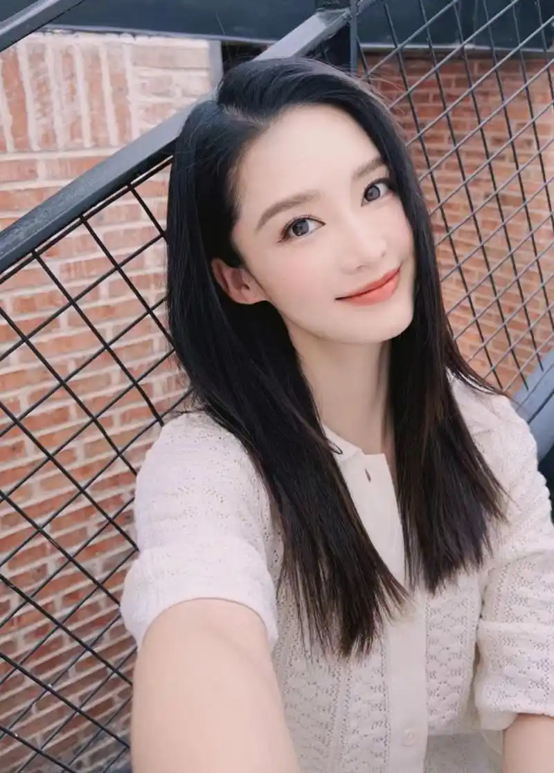 李沁晒生活照给粉丝惊喜了,好久不见她自拍,拍戏期间状态还保持得这么