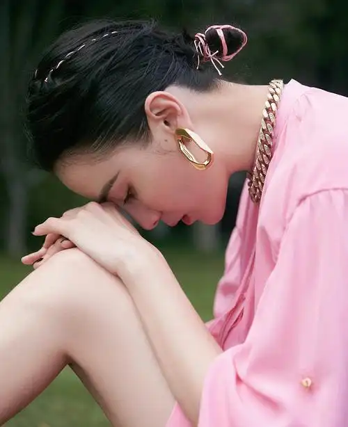 宋佳优雅亮相电影周 穿粉裙秀细腿优雅迷人