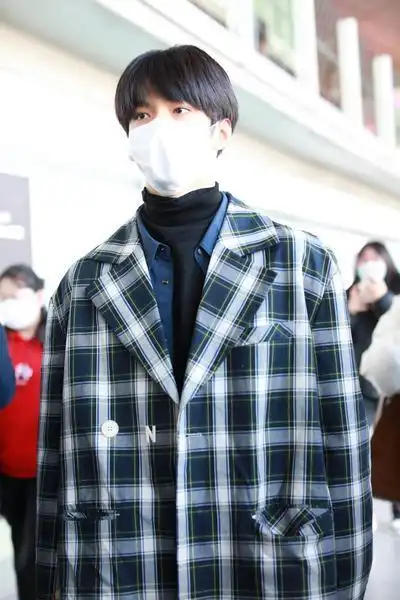 图观天下 15分钟前 我要分享 时代少年团刘耀文现身机场,秋冬穿搭