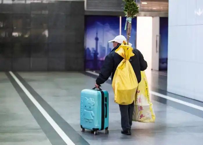 背上行囊奔赴远方的家