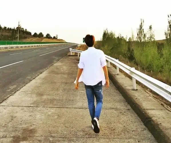 [马天宇][新闻]180527 马天宇ins更新背影照 羽毛:我们永远在你身后