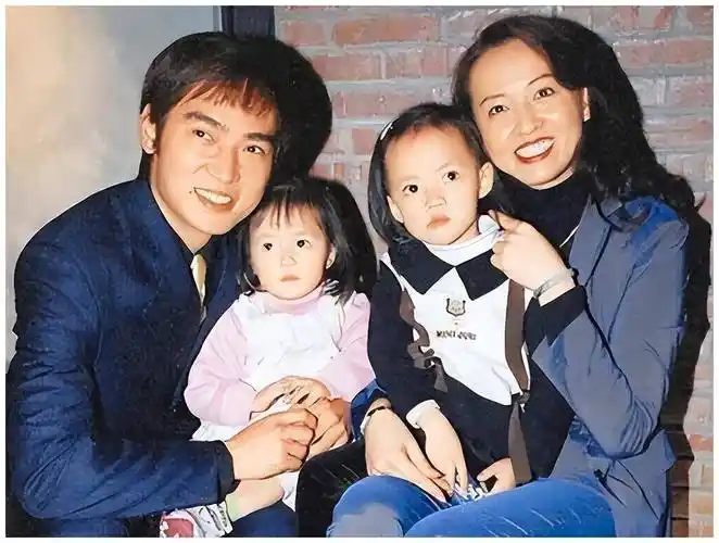 凭借着《七侠五义》中的展昭一角名气提升,在此时焦恩俊娶了第一任