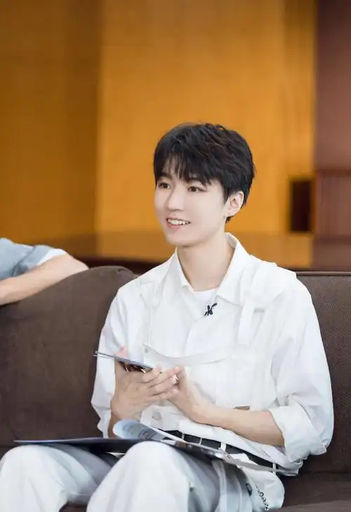 王俊凯白色束带衬衫帅气写真图片16