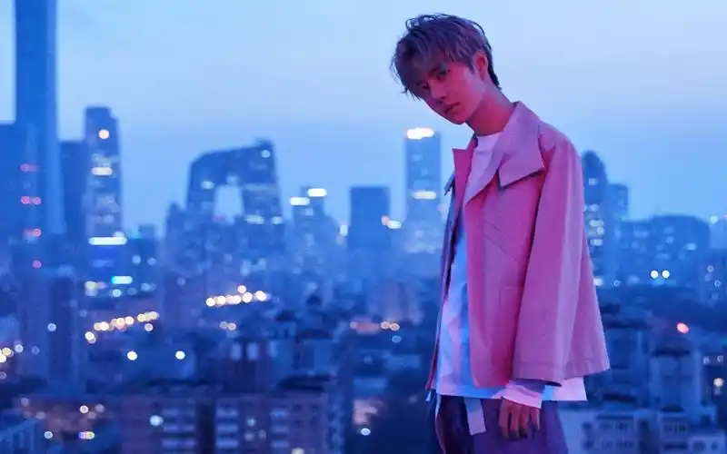 痞帅蓝发造型王一博个性高清桌面壁纸-明星壁纸 - 壁纸之家