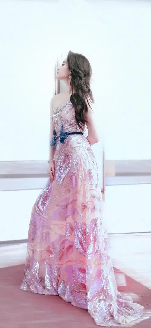 刘亦菲单肩透视粉裙