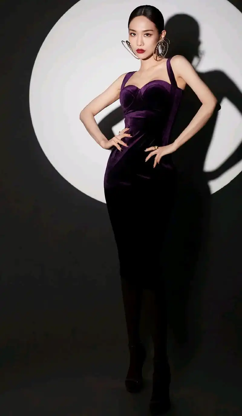 王菲菲精美壁纸:身材凹凸有致,人也长得很美,有没有让你心动呢