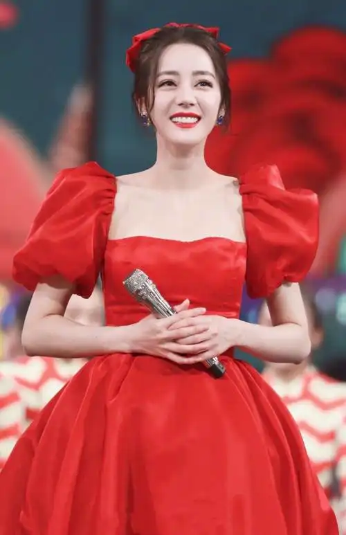 在逃公主敬酒服红色新娘婚纱礼服迪丽热巴大牌明星同款晚礼服长裙