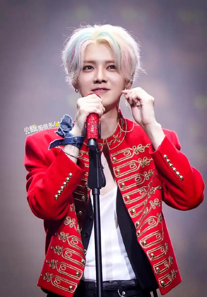 鹿晗染了彩色头发,好看吗?